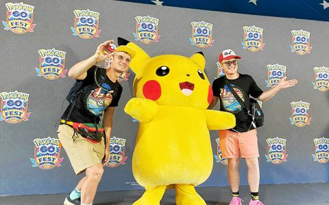 Le Pokémon Go Fest, c’est l’occasion aussi de faire une photo souvenir avec les mascottes du jeu.