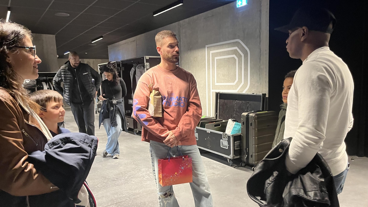 Matt Pokora retrouve ses fans de l’émission "Stars à domicile" à l’Arena Futuroscope