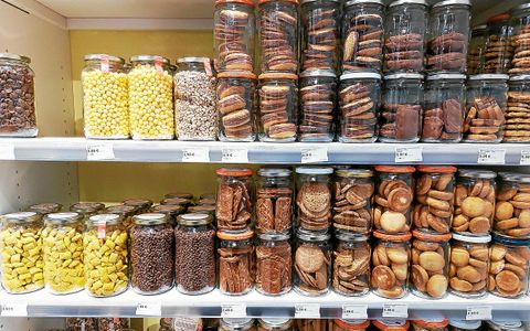 Les produits sont désormais préconditionnés en sachets tissus comme pour les pâtes ou en bocaux pour les biscuits, le riz, le café, le chocolat et même le fromage ou le beurre.