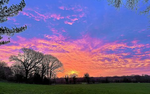 « Belle surprise en arrivant dans le « bush » ce matin, pour Erick Gérard. Un beau ciel de feu ».