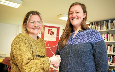 Clémence Bulteau (à gauche) a rejoint le master 2 Gouvernance des métropoles, affaires publiques et maritimité, proposé depuis quatre ans à Brest par Sciences Po Rennes. C’est aussi la quatrième alternante GMM de Pauline Bénéat, responsable communication du Pôle Mer Bretagne Atlantique (à droite).