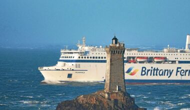 L’œil du photographe dans le Cap-Sizun : un ferry frôle la Vieille au lever du jour