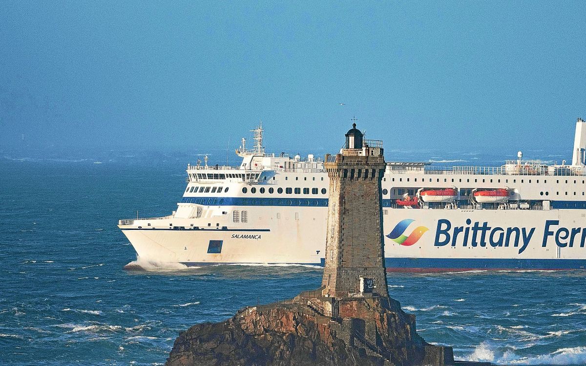 L’œil du photographe dans le Cap-Sizun : un ferry frôle la Vieille au lever du jour
