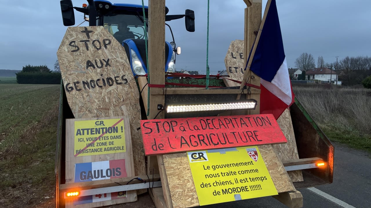 À Blois, une dizaine de tracteurs sont partis en direction de l’A10.