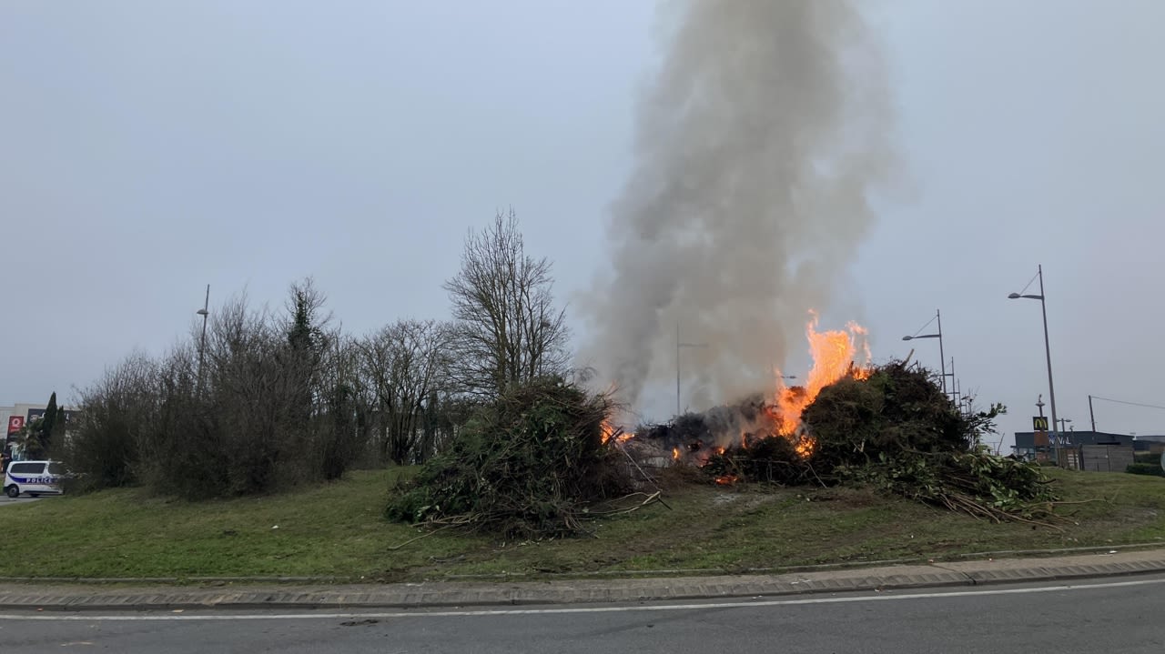 Le rond-point d’Auchan-Sud est toujours neutralisé à Poitiers.
