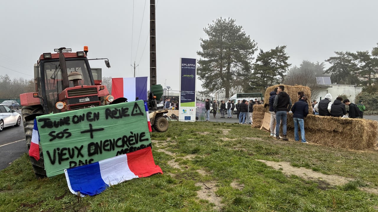 L’entrée de l’établissement Naturapolis bloqué par des tracteurs.