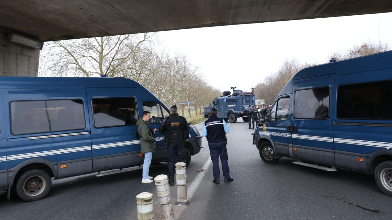 Un dispositif de gendarmerie en place au péage de Blois.