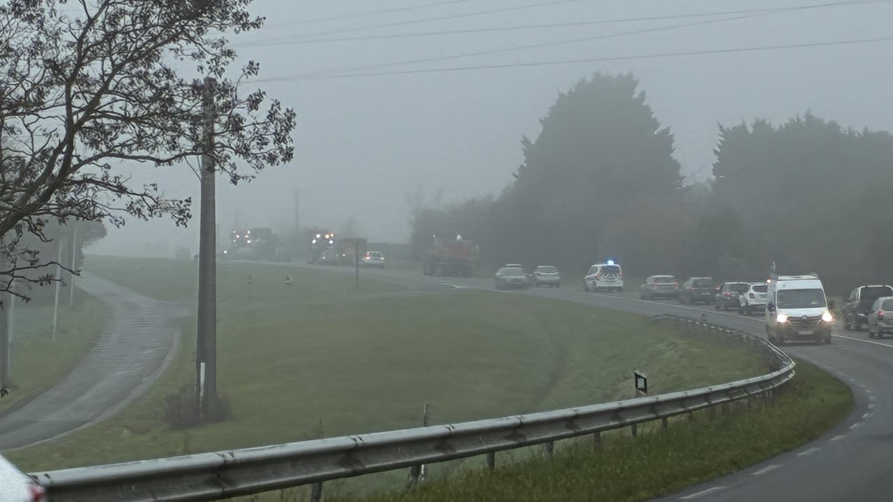 Circulation au ralenti derrière le cortège de tracteurs sur la D920 à Châteauroux (Indre).