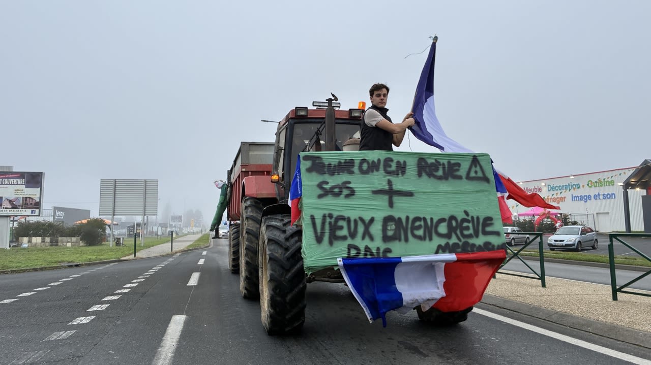 Le tracteur en tête de cortège à Châteauroux (Indre).