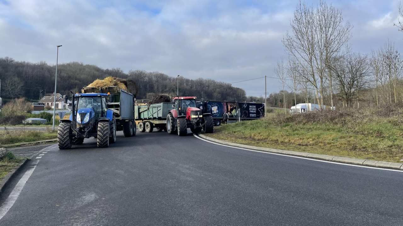 Le rond-point de la N10 à Pezou, au nord de Vendôme, est totalement bloqué depuis 8 h ce matin.