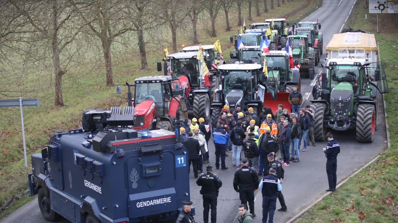 À Blois, la Coordination rurale et les forces de gendarmerie se font face sans heurts perceptibles.