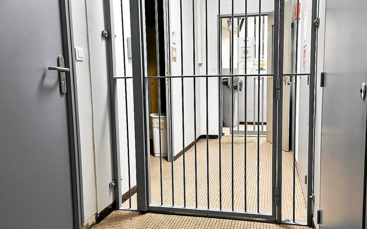 Elles viennent d’être rénovées : voici à quoi ressemblent les cellules du commissariat de Rennes