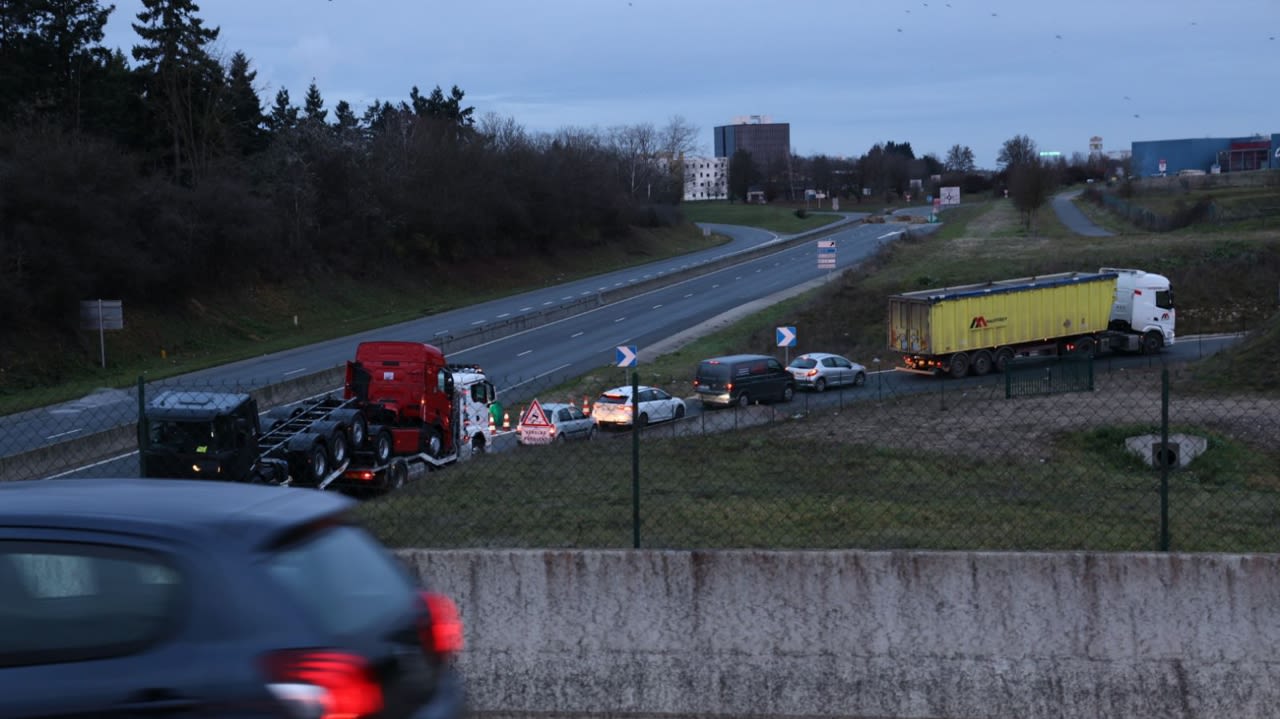 Juste avant le rond-point de Cap Ciné, à Blois, le passage se fait uniquement sur une voie.