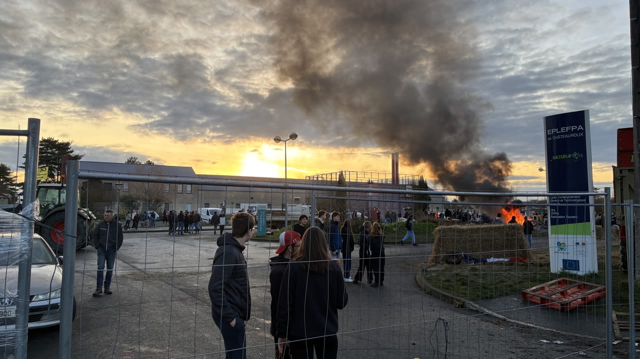 Naturapolis, à Châteauroux, est bloqué par une centaine de jeunes ce jeudi matin.