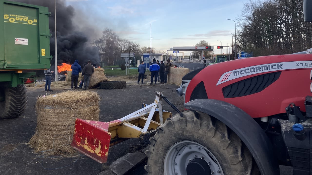Les agriculteurs auraient l’intention de rester jusqu’à vendredi matin, au niveau du péage d’Autrèche/Château-Renault.