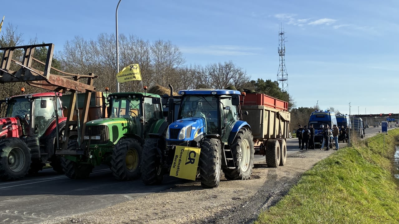 Des tracteurs bloquent l’accès à l’A85, à Romorantin (Loir-et-Cher), alors que les gendarmes se sont déployés au niveau du péage.
