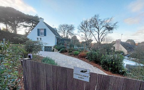 Cachée du voisinage, la maison que Vladimir Antonov louait avait une vue imprenable sur le golfe du Morbihan.