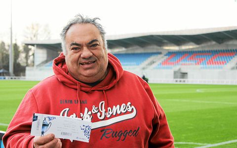 Rodolphe, 55 ans, a le sourire : il tient son billet pour le 32e de finale de Coupe de France entre l’US Concarneau et le FC Nantes.