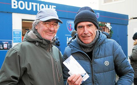 Philippe et Pierre-Yves sont arrivés dès 8 h, deux heures avant l’ouverture prévue de la billetterie, pour obtenir leur billet pour le match.
