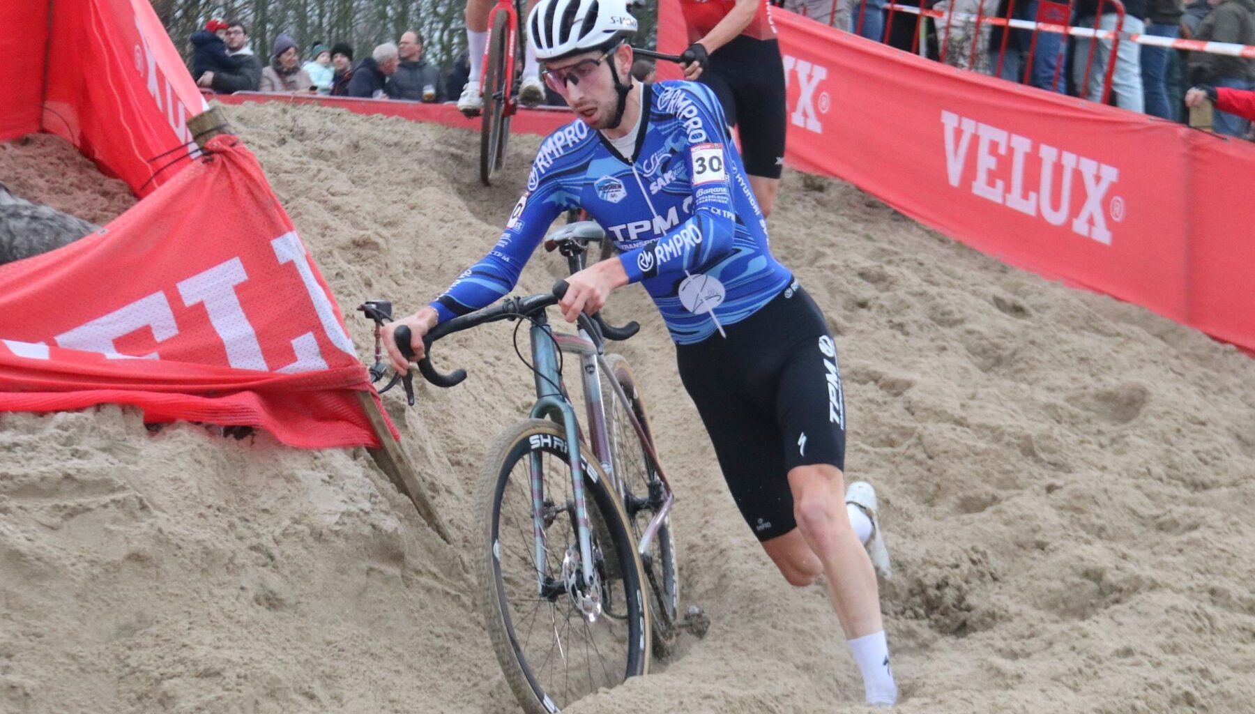 Matéo Jot bute sur une marche - Actualité