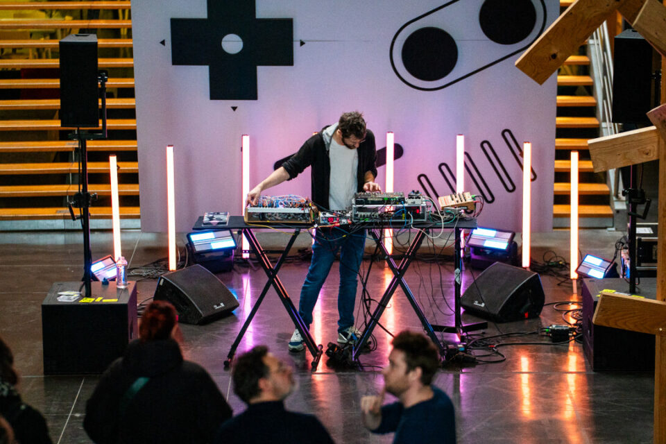 Les artistes investissent des lieux de Roubaix (Nord) pour des concerts inédits, uniques en leur genre, pour We Loft Music. Ici Mardi Midi à la Plaine Images, pour la 5e édition.