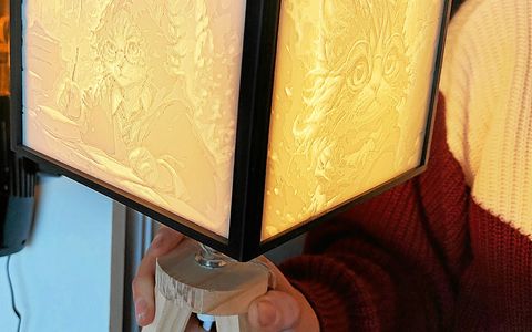 Parmi les offres originales proposées : la lithophanie. Grâce à une imprimante 3D, des images en relief au format carré prennent forme et se révèlent pleinement lorsqu’elles sont éclairées.