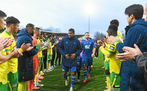 La traditionnelle haie d’honneur de la Coupe de France entre les deux équipes.