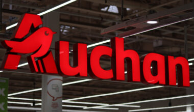 il parvient à s'introduire de nuit dans une galerie marchande et à dévaliser une bijouterie