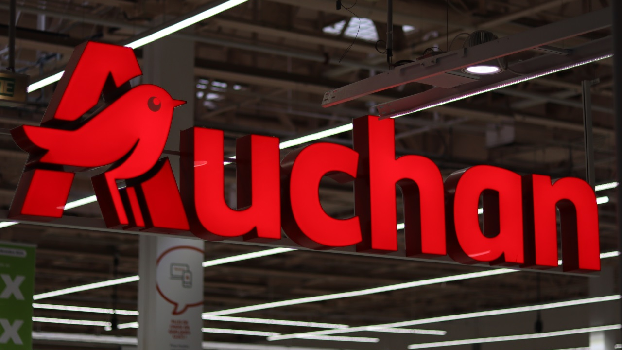 il parvient à s'introduire de nuit dans une galerie marchande et à dévaliser une bijouterie