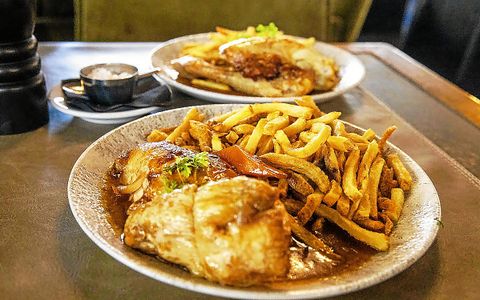 Le poulet (de Janzé) frites de la brasserie de La Paix. Son prix : 22,90€.