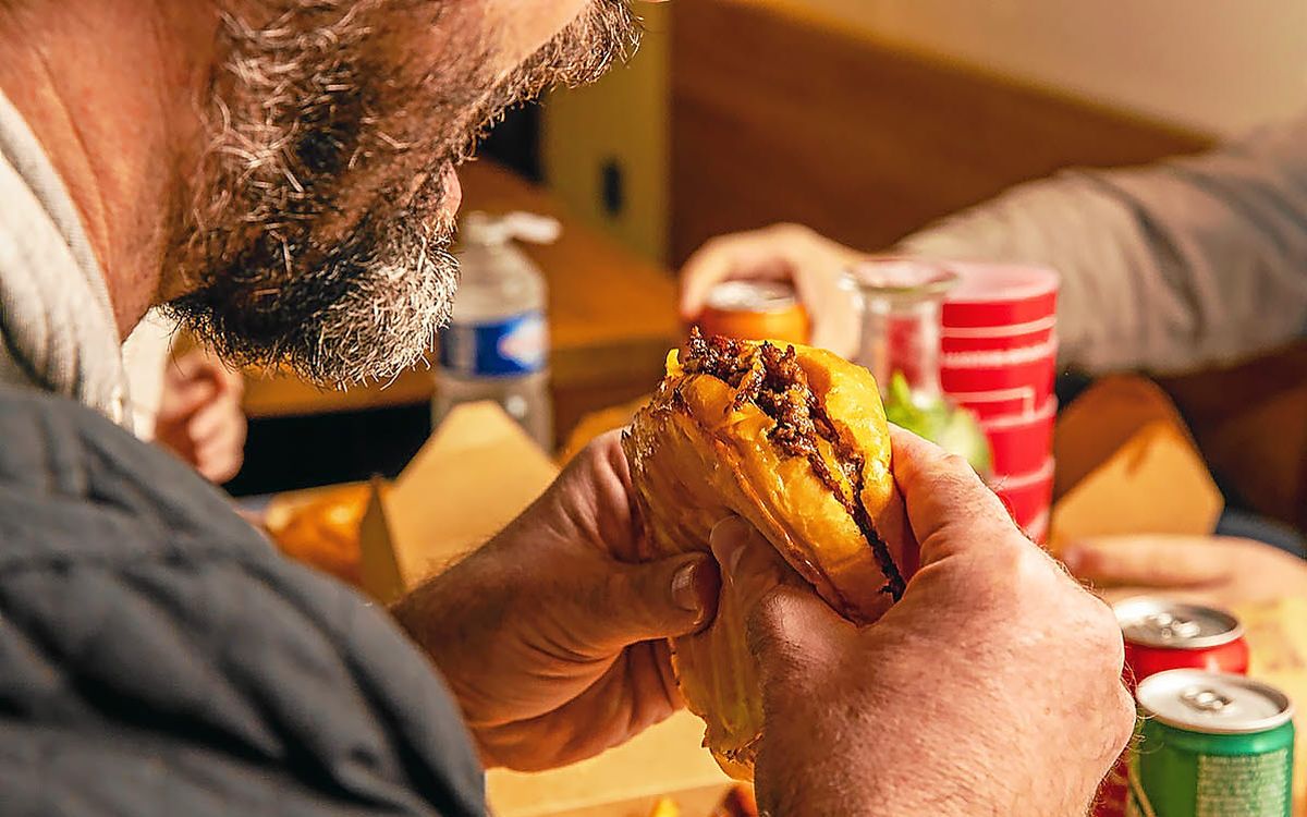 « On a senti qu’il y avait un espace pour autre chose » : lancé par un youtubeur, ce restaurant détonne dans le paysage de la restauration à Rennes