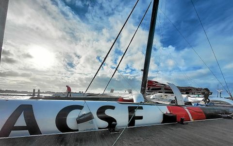 Trop de vent ce lundi après-midi à Lorient La Base, Guirec Soudée et son équipe ont retardé le départ du ponton.