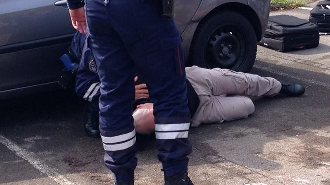 la douane le pince avec 22 000 euros de drogue dans un sac