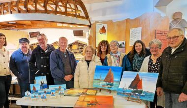 « On voulait aider avec nos petits moyens » : des patients des Agapanthes de Porspoder ont peint le goémonier Fleur des Îles pour financer sa restauration