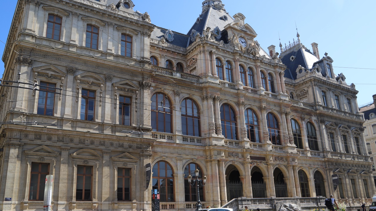 la CCI de Lyon alerte sur de faux comptes liés à la cryptomonnaie