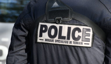les policiers font usage d'une grenade de désencerclement