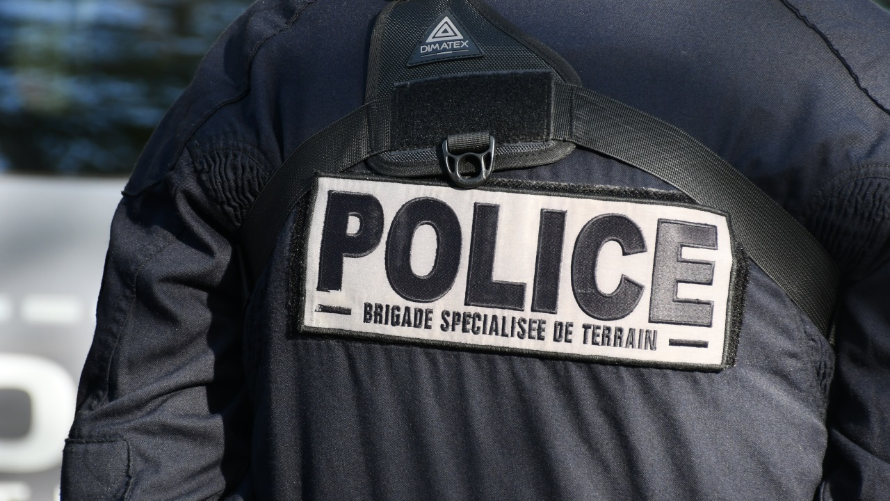 les policiers font usage d'une grenade de désencerclement