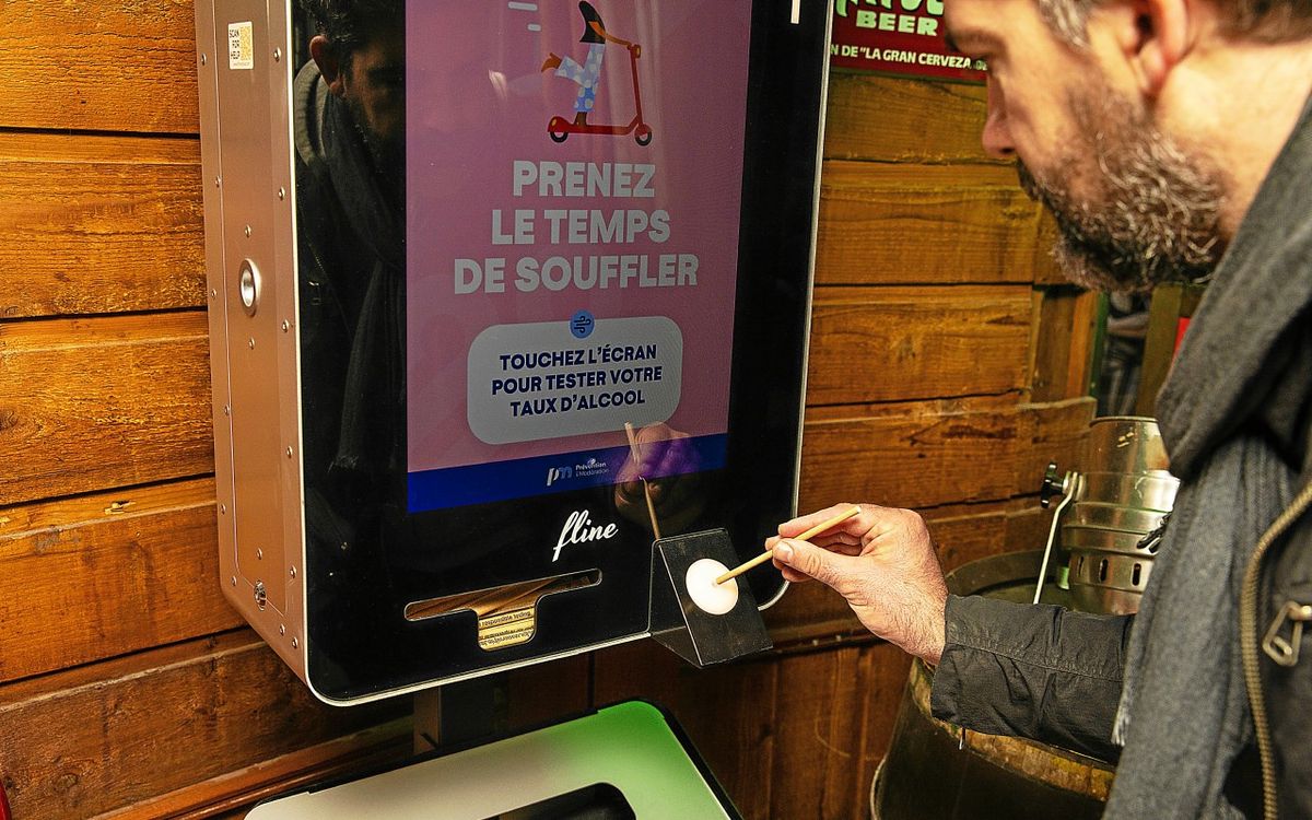 « Le but est de démocratiser le fait de souffler » : à Rennes, c’est quoi cet éthylotest installé dans les bars ?