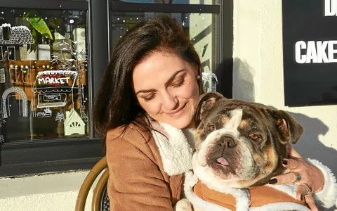 « C’est ma collaboratrice qui n’en fiche pas une » : Aline travaille toujours en compagnie de sa chienne, Rosie.