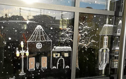 L’hiver s’est emparé de la vitrine du café dessinée et imaginée par Aline Perez.