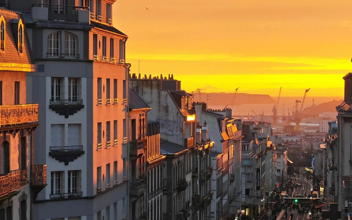 Cliché de Zef : la rue Jean-Jaurès, à Brest, à l’heure du crépuscule