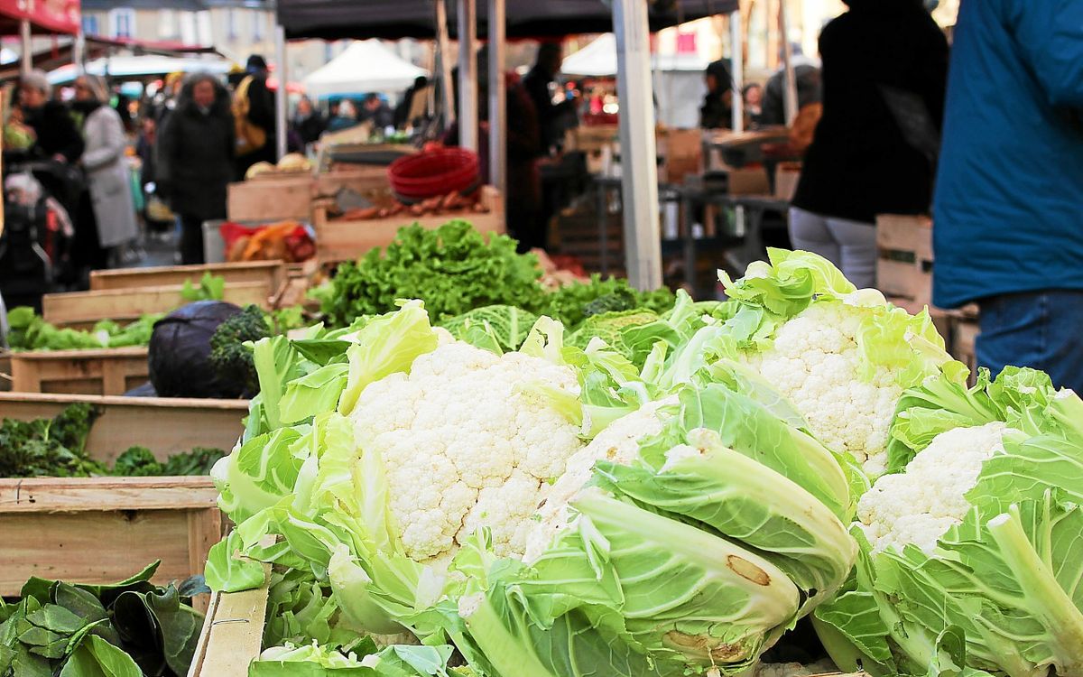 « 70 centimes moins cher » : les maraîchers de la place des Lices s’adaptent pour écouler leur stock de choux-fleurs