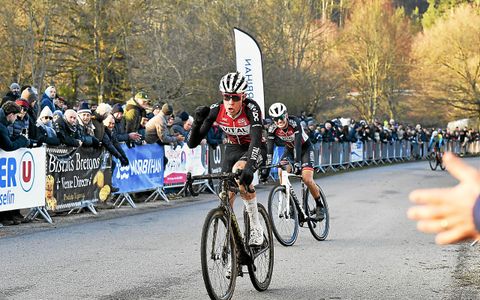 Maxime Vézie s’est imposé devant Malo Stevant pour un doublé du VCP Loudéac.