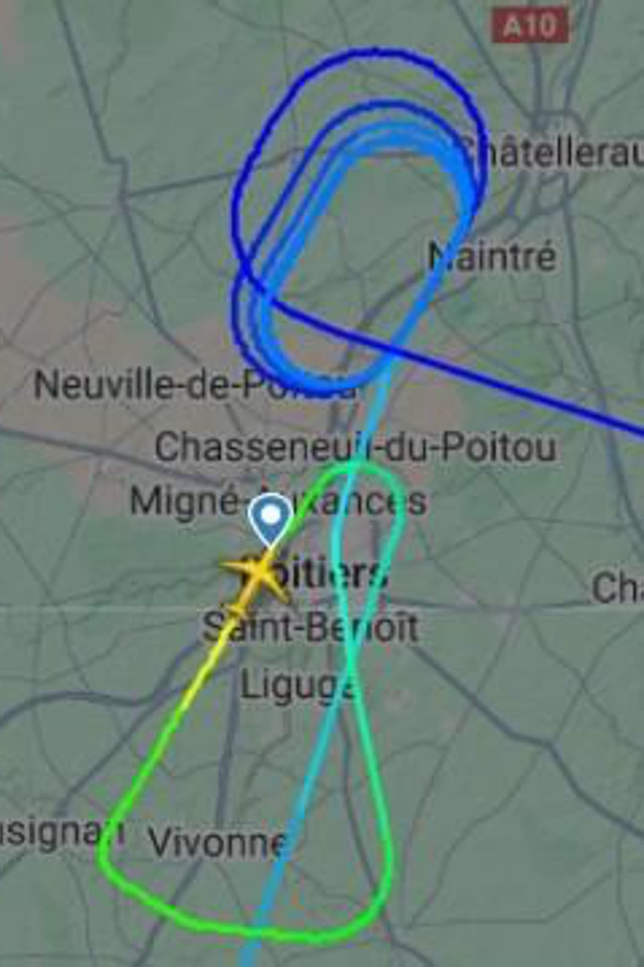 L’avion, après avoir tourné au-dessus de la ville, a tenté d’atterrir, sans succès.