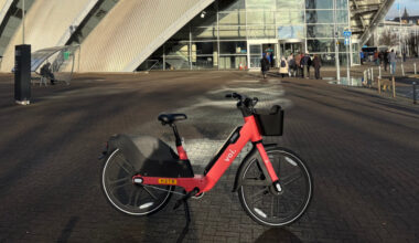 À Grenoble, les vélos Voi partagés et équipés de porte-skis et de sièges bébé pour faciliter tous les trajets