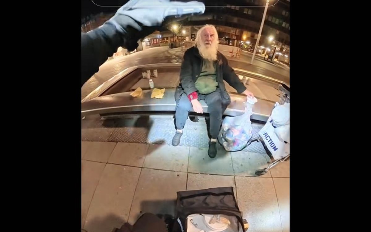 Un traiteur se retrouve avec plusieurs kilos de nourriture en trop avant Noël : ce livreur les distribue à des sans-abri de Rennes