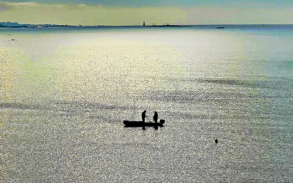 En janvier, sur la mer sereine entre la plage des Quatre Sardines et l’anse Saint-Jean, à Concarneau, par Ronan Doré.