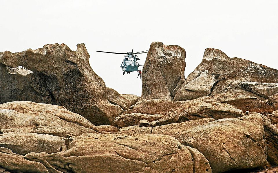 En juillet, à Trégunc, le Caïman entre les rochers, par Daniel Péron.
