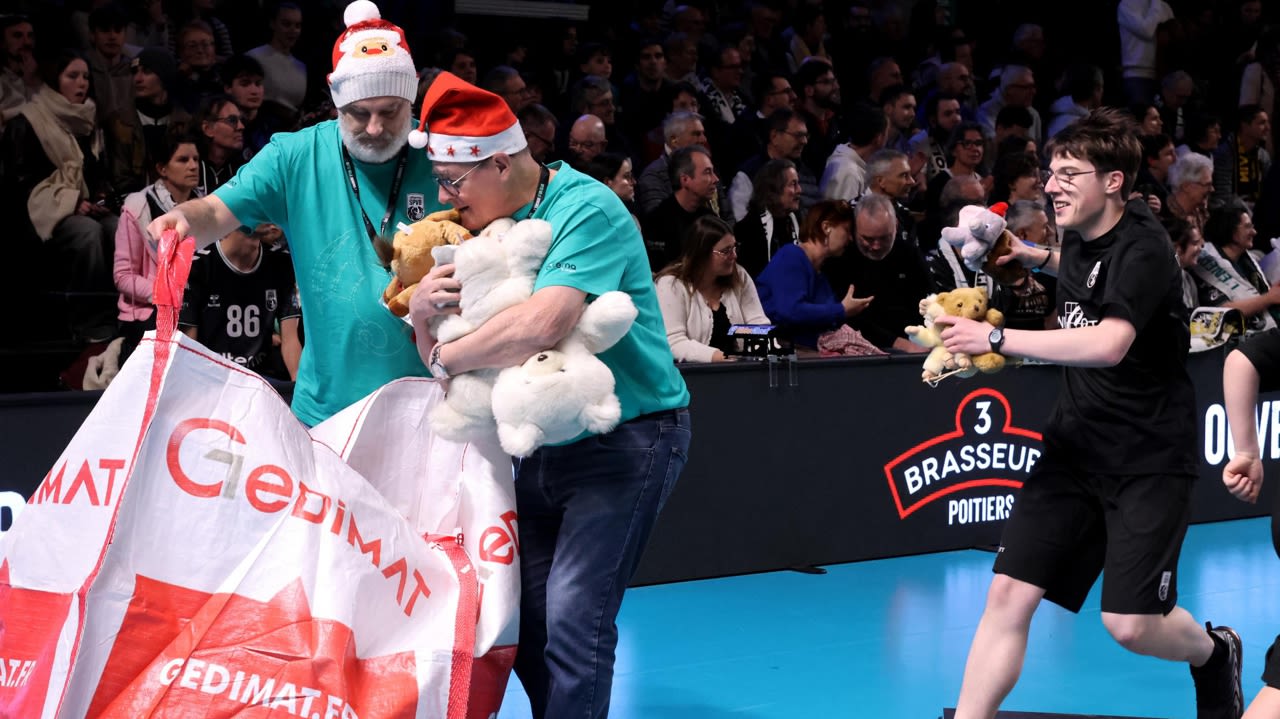 Les bénévoles de l’Alterna Stade Poitevin ont ramassé les peluches lancées par le public.
