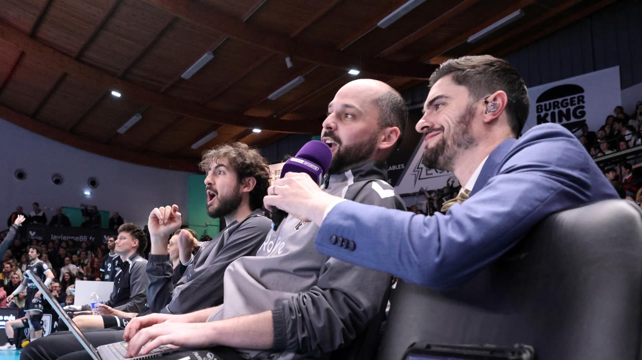 Kévin Cerda en plein match en train de répondre aux questions de Benjamin Bernard.